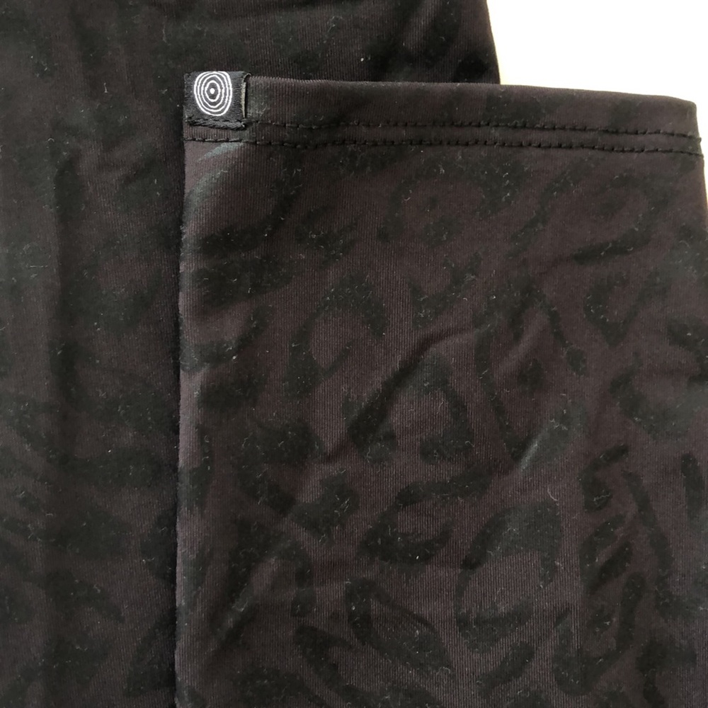 Onzie printed foil 7/8 leggings in leopard print